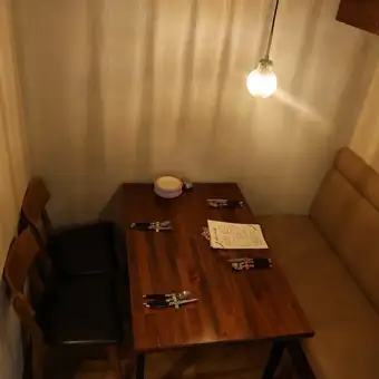 プライベート感のある半個室のテーブル席。ゆったりと寛げるソファ席となっており、女子会やグループ利用、記念日ディナーに最適です。