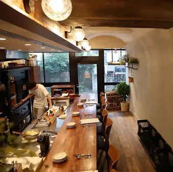 キッチンとの一体感を楽しめるカウンター席。お一人様でのサク飲みや、デートなどのお食事に。