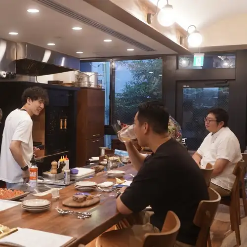 視線が通うカウンター席