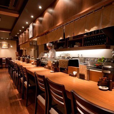 一个受欢迎的柜台座位，在那里您可以看到烹饪风景！在等待食物的同时享受开放式厨房的现场感觉！