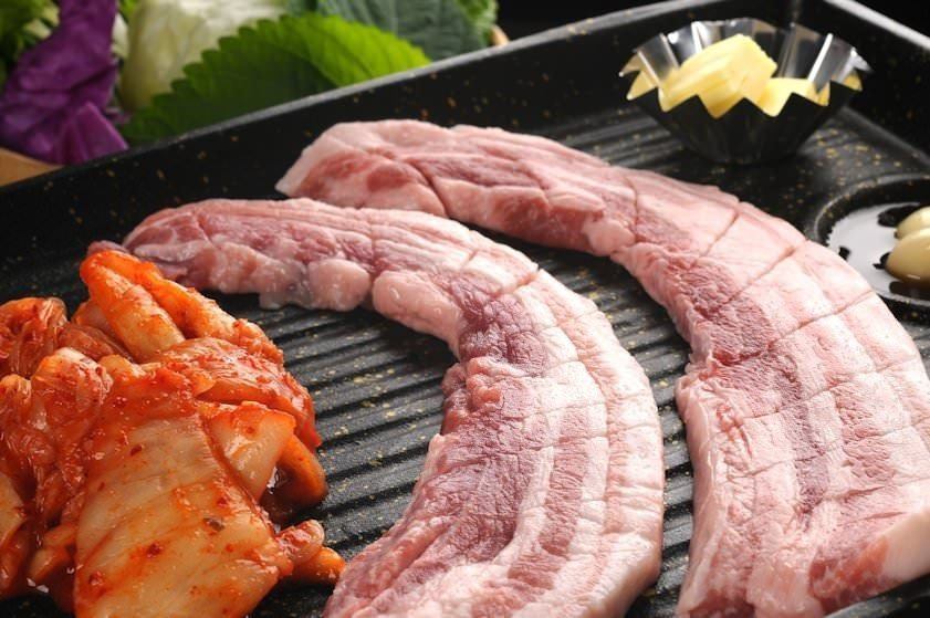 豪快に食べられる大人気のサムギョプサル♪当店大人気メニュー！