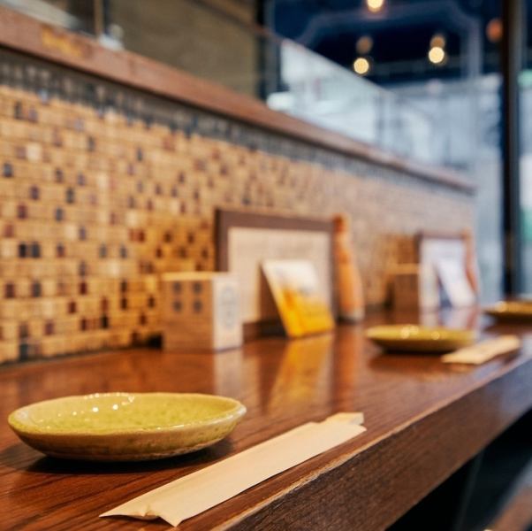 カウンター席はデートや仕事帰りのお食事、女性二名様にもお勧め♪気軽に本格的な牡蠣や牛タン料理をお楽しみ頂けます！飲み放題もございますので、横浜駅で居酒屋をお探しなら「RAKUGAKI」で決まり！昼飲みやご宴会も大歓迎です！