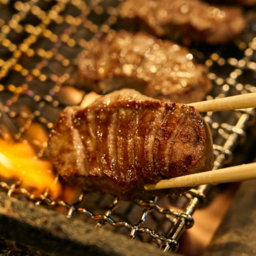 厳選した食材を料理人が丁寧に調理致します。