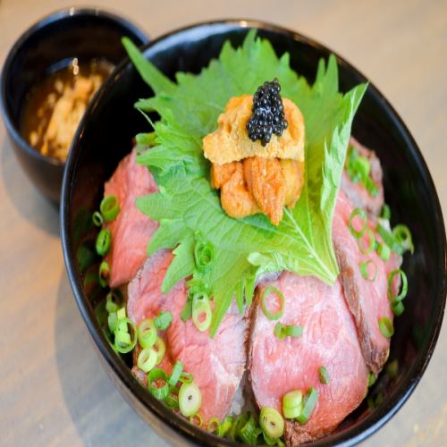 生ウニ乗せローストビーフ丼