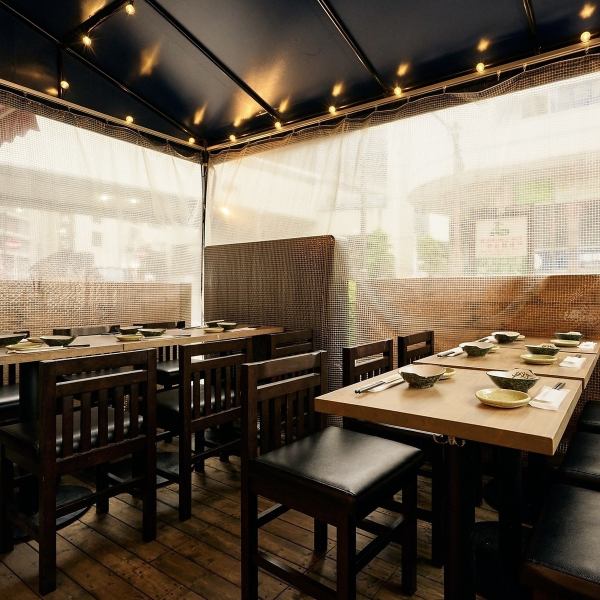 人気のテラス席は開放的な空間で、オイスターバーや夏はBBQような雰囲気をお楽しみ頂けます♪テラス貸切で最大12名様までご利用可能。ご宴会や女子会、パーティーにもぴったりのお席です！飲み放題もございますので、横浜駅で居酒屋をお探しの際はぜひ「RAKUGAKI」にお越しください！