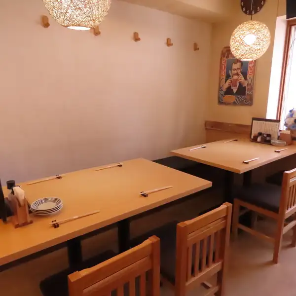 料亭仕込みの技を活かした本格和食を提供する店内は、落ち着いた大人の雰囲気。会話と料理を楽しむ時間を大切に。15時から営業し、早い時間帯の利用にも対応いたします。落ち着いた照明でジャズチックな音楽が流れる店内で、本格和食と美酒を心行くまでお楽しみください。
