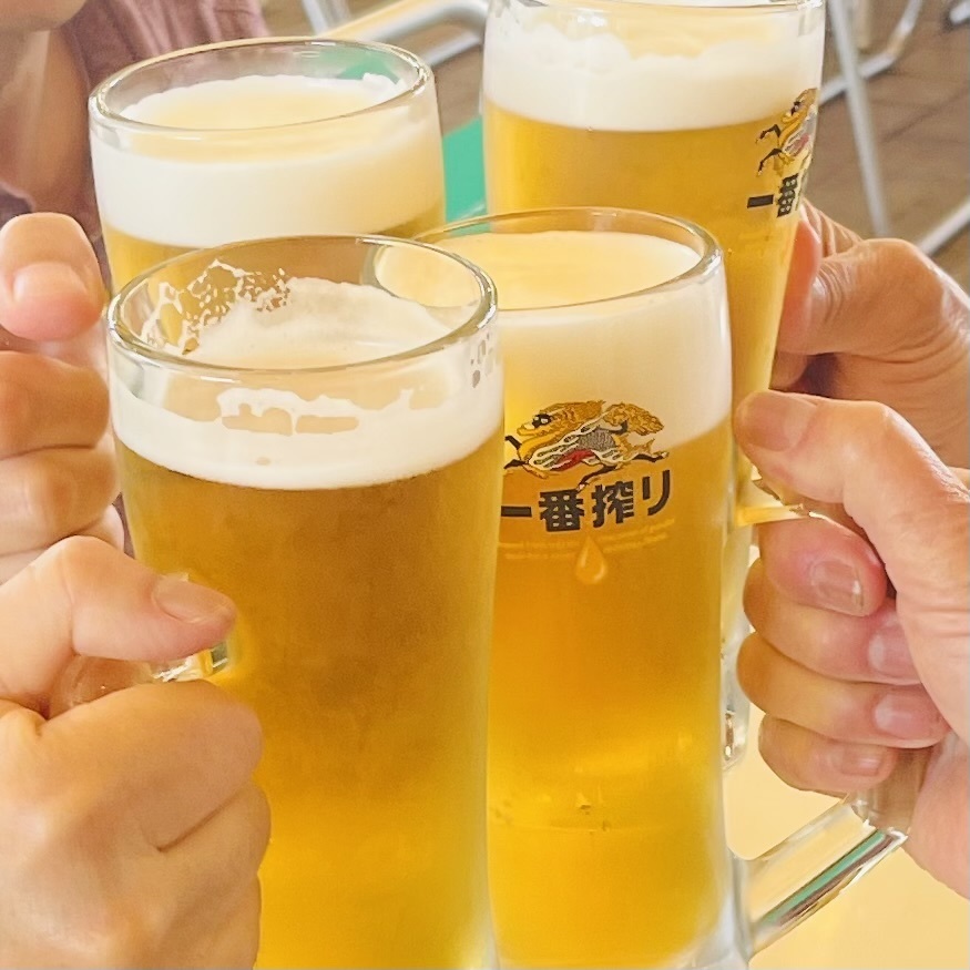 天気のいい空の下でおいしいビールで乾杯!