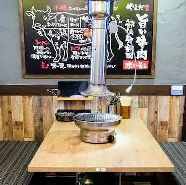 明るく清潔感あふれる店内には、最新の排気ダクトを完備しており、ニオイや煙の心配も不要。全卓タッチパネルで注文もスムーズです。車椅子のまま入れるバリアフリー設計をはじめ、お子様連れのご家族から団体宴会まで、誰もが気兼ねなく過ごせる快適な空間が魅力です。
