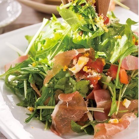 当店では新鮮野菜を使用した、女性に嬉しい「ボリュームサラダ」を種類豊富にご用意しております♪野菜の他、生ハムやベーコン、サーモンなどを贅沢に使い、特製ドレッシングとチーズをたっぷりまぶしました◎ランチメニューとセットで、あと一品欲しい時にも大活躍のサラダは660円(税込)～！ご友人同士でシェアもできる♪