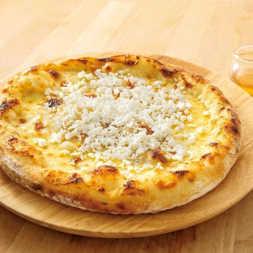 4종 치즈와 벌꿀 디저트 피자