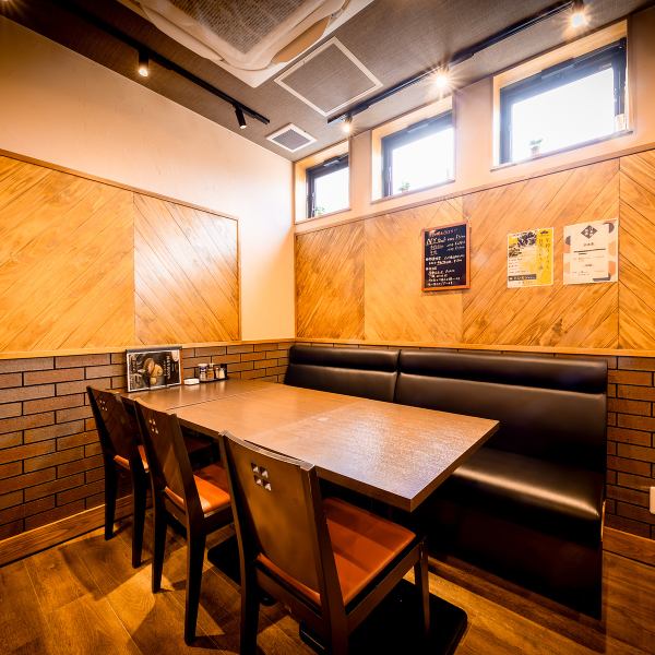 【ゆったりとしたスペースが魅力のソファー席】リラックスしながらお食事を楽しむことができるので、友人とのおしゃべりやデート、または特別な日の食事にぴったり♪こちらのソファー席は非常に人気があるため、ご来店の際には事前に予約をされることをおすすめいたします。思い出に残る楽しいひとときをお過ごしください。