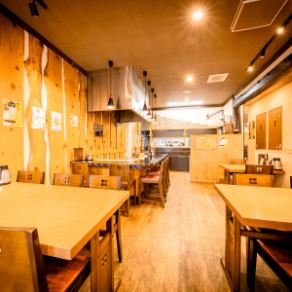 2人掛けのテーブル席は、親密な雰囲気を大切にした空間です。プライベート感もしっかりあり、周囲を気にせずに会話を楽しむことができるため、デートや特別な日の利用に最適です。