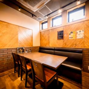 4人掛けのテーブル席は、友人や家族との楽しいひとときを過ごすのに最適なスペースです。広めのテーブルが設けられており、ゆったりとした配置で、快適にお食事をお楽しみいただけます。