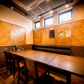 6人掛けのテーブル席は、広々とした空間が保たれているため、プライベート感を感じながらお過ごしいただけます。ご家族、友人はもちろん、大人数での食事会やビジネスミーティングなど、さまざまなシーンで活用できる空間です。