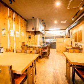 カウンター席は、落ち着いた雰囲気の中でリラックスしながらお食事を楽しむことができます。何よりも、鉄板焼きの調理風景を目の前で楽しめるのが魅力のお席。お一人様やカップルに最適で、気軽に訪れていただけるアットホームな空間を提供しています。