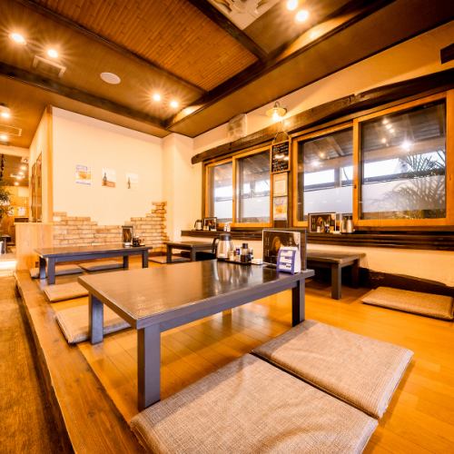 6名様用の座敷は、ゆったりと広々とした空間で、友人や家族との集まりに最適なスペースです。プライベート感があり、周囲を気にせずに楽しい会話を楽しむことができるため、誕生日や記念日などの特別なイベントにもぴったりです。
