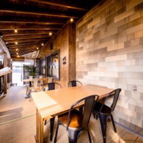 4名様用のテラス席は、周囲の景色と心地よい風や温かな日差しを感じながら、リラックスしたひとときをお過ごしいただけます。ペットの同伴も可能です♪お一人様から気軽にご利用可能です。また、席を合わせて合計10名様でのご利用も可能です。