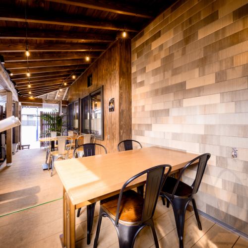 4名様用のテラス席は、周囲の景色と心地よい風や温かな日差しを感じながら、リラックスしたひとときをお過ごしいただけます。ペットの同伴も可能です♪お一人様から気軽にご利用可能です。また、席を合わせて合計10名様でのご利用も可能です。