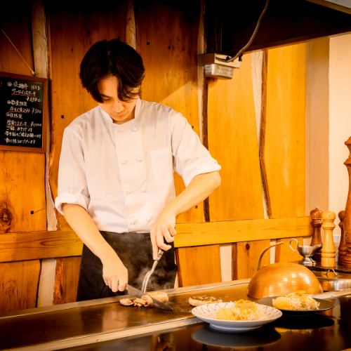 どの席からも楽しめる、鉄板焼きのパフォーマンス☆