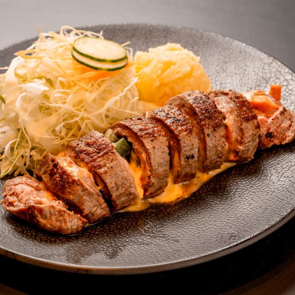 創業当時から親しまれる、名店の味！【ファルシー（チーズと野菜の包み焼き）】