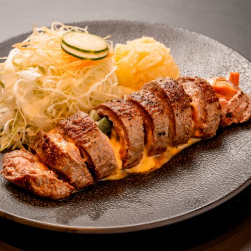 創業当時から親しまれる、名店の味！【ファルシー（チーズと野菜の包み焼き）】