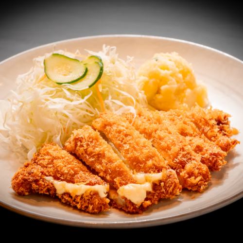 ランチで人気No1！濃厚なチーズがとんかつの旨味を引き立てる【チーズカツ】女性にも人気