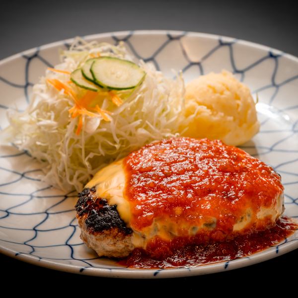 あふれ出る肉汁と自家製BBQソースが口いっぱいに広がる！【ハンバーグ】