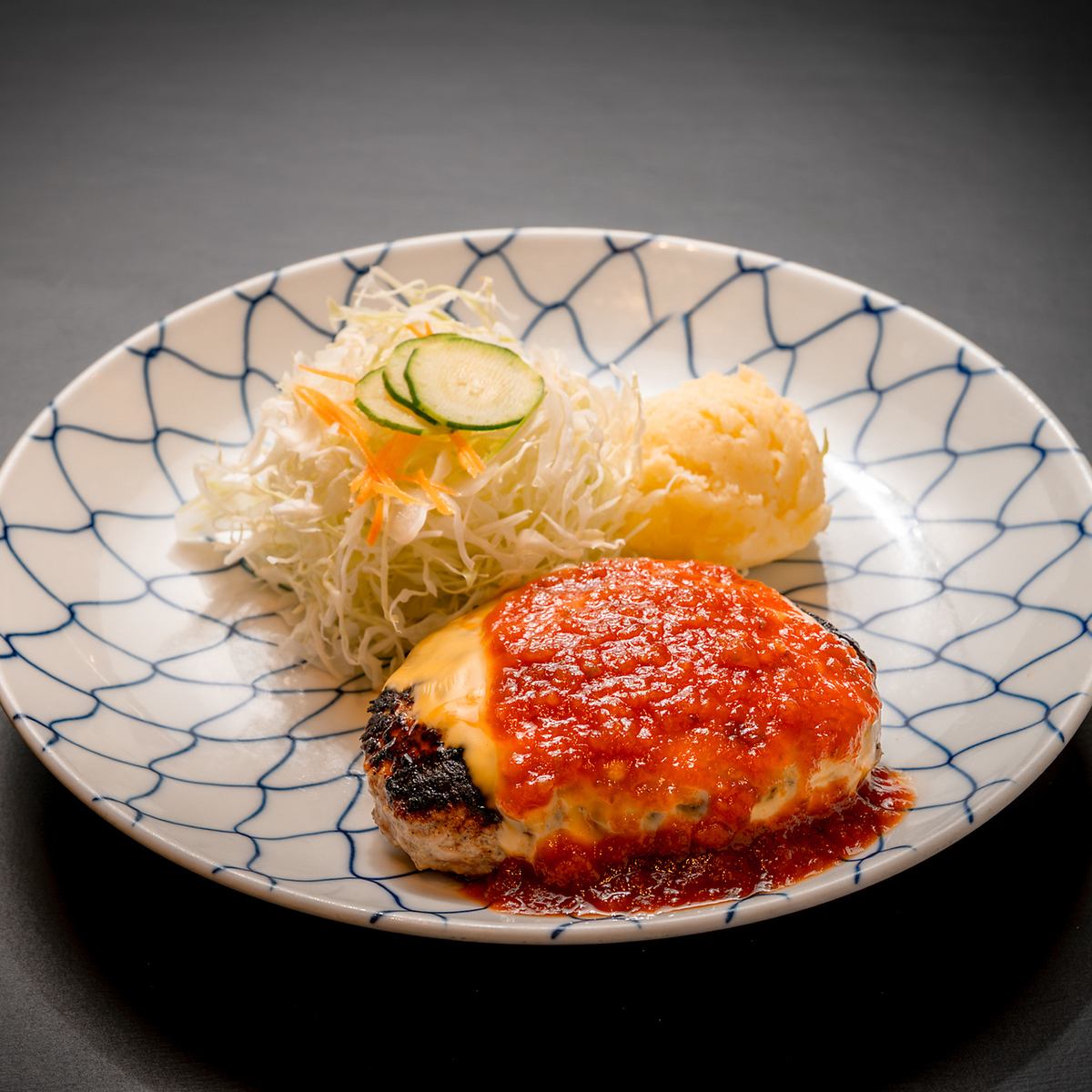 ハンバーグ、ステーキ、カツと様々なお肉料理を堪能いただけます