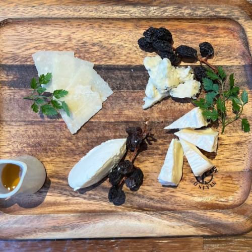 Assortment of 4 kinds of cheese