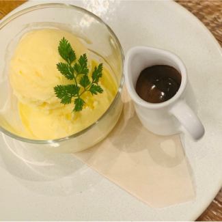 Vanilla ice cream and espresso affogato