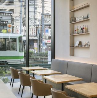 都電荒川線(東京さくらトラム)が見える席で、レトロな路面電車を眺めながらくつろげます。