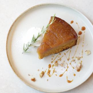 焼きリンゴのキャラメルケーキ