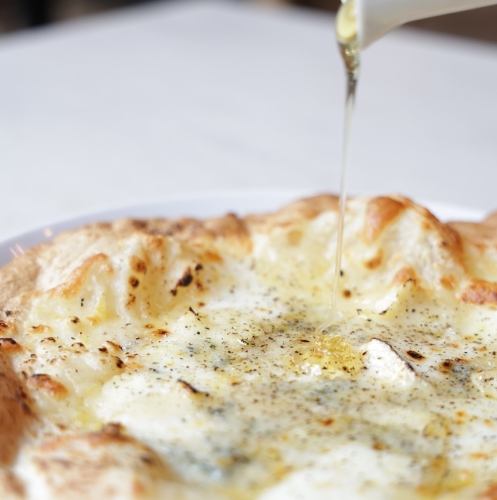 クアトロフォルマッジピザ（サラダ・ドリンク付き）