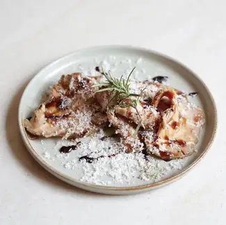 開胃菜：夏利亞賓醬烤豬肉