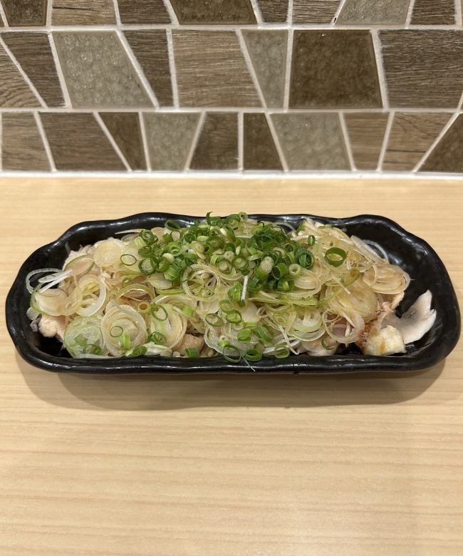 鶏たたきのネギまみれ