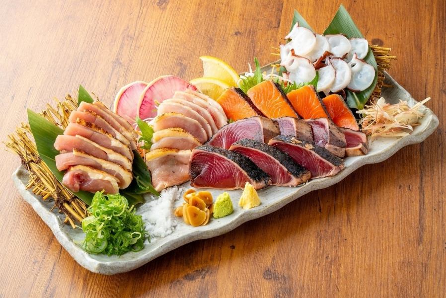 注文必須の藁焼き5種盛り合わせ！素材の旨みが藁の風味で引き立てられ美味です◎