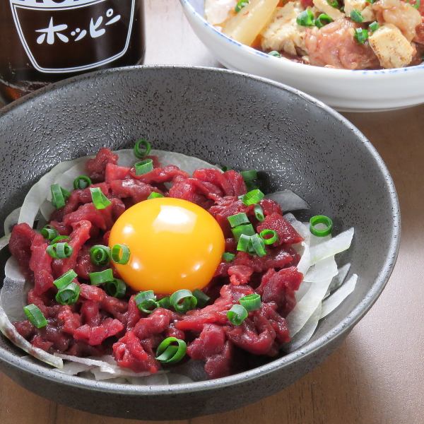 お酒がスイスイすすむ「馬刺し/馬刺しユッケ」が大人気！馬肉の良い歯ごたえと旨味を堪能してください！