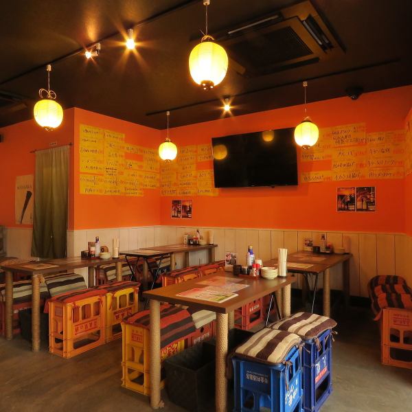■気の置けない仲間との飲み会や女子会に！■屋台をイメージしてつくられた店内は、昔懐かしい昭和レトロな雰囲気で思わずほっこり。気の置けない仲間との飲み会や女子会はもちろんのこと、初めて出会った者同士でも自然と会話が弾んで仲良くなれる不思議な魅力が！肩を寄せ合いわいわいと飲んで笑ってお楽しみ下さい♪