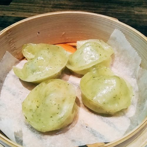 Steamed dumplings wrapped in coriander