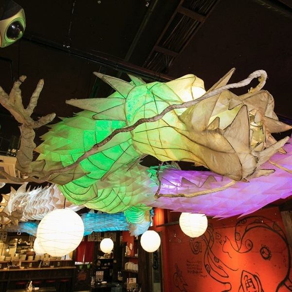 正如商店的名字“龍王”一樣，一條巨大的龍雕塑爬過天花板來歡迎您的到來。這件吉祥又動感的龍形器物隨著色彩的優雅變化，營造出一種奇幻的氛圍。在生日和其他特殊場合，龍會亮起來給您一個驚喜，為您最美好的回憶增添色彩。