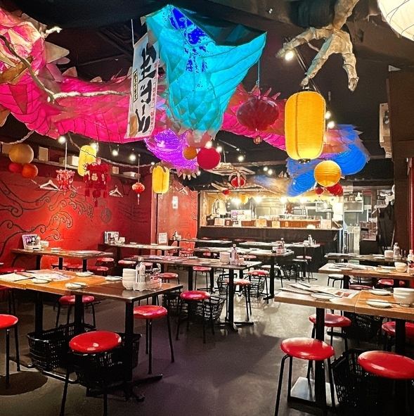 西武新宿駅徒歩1分/新宿駅徒歩3分と好立地!本場中国を彷彿とさせる異空間で、インスタ映えも抜群なため女性にも非常に人気です!テーブルはレイアウト変更可能ですので、2名様でのプライベート利用から「女子会」「同窓会」などの宴会まで、様々なシーンでご利用いただけます!