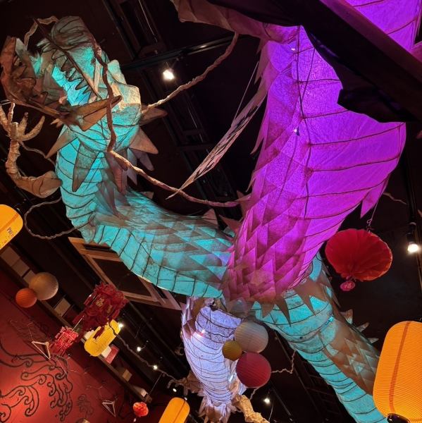 店名の「竜王」の名にふさわしく、天井を這ように飾られた巨大な竜のオブジェが皆様をお出迎え。縁起の良いダイナミックな竜のオブジェは、優雅に色を変えながら幻想的な雰囲気を醸し出します。誕生日やお祝い事の特別な日には、サプライズ演出として竜が点灯し、最高の思い出を彩ります♪