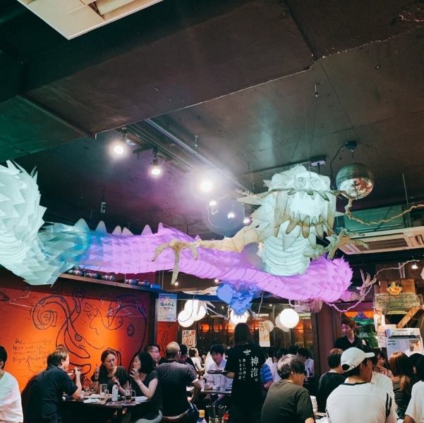 西武新宿駅徒歩１分/新宿駅徒歩3分と好立地！本場中国を彷彿とさせる異空間で、インスタ映えも抜群なため女性にも非常に人気です！テーブルはレイアウト変更可能ですので、2名様でのプライベート利用から「女子会」「同窓会」などの宴会まで、様々なシーンでご利用いただけます！