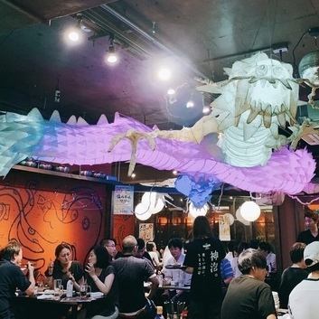 （よくあるご質問２）Q.大人数での利用は可能ですか？A.可能です。当店の席数は全100席ございますので、打ち上げや女子会、懇親会などの大型宴会にオススメです！50名様以上で貸切予約も承っております。もちろん、2名様から6名様くらいの小規模飲み会も大大大歓迎！！シーンを選ばずにご利用いただけます！