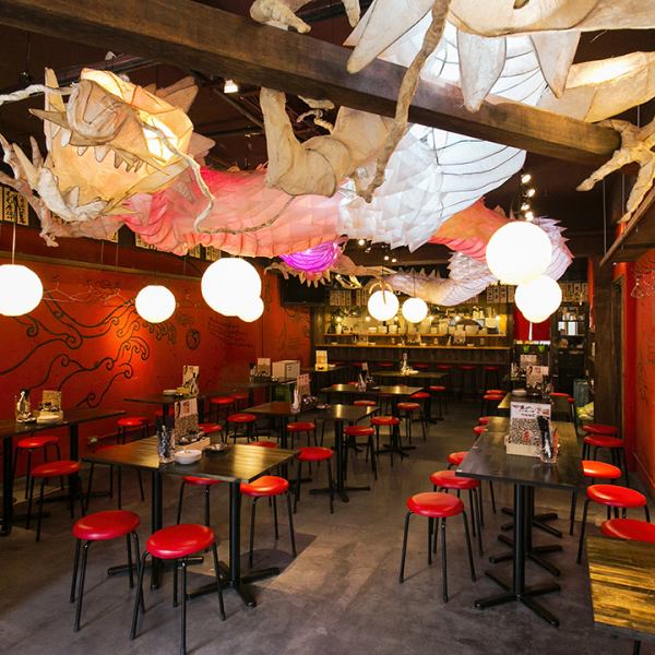 （よくあるご質問２）Q.大人数での利用は可能ですか？A.可能です。当店の席数は全100席ございますので、打ち上げや女子会、懇親会などの大型宴会にオススメです！50名様以上で貸切予約も承っております。もちろん、2名様から6名様くらいの小規模飲み会も大大大歓迎！！シーンを選ばずにご利用いただけます！
