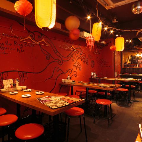 （よくあるご質問３）Q.店内の雰囲気を教えてください。A.店内は本場中国を彷彿とさせる異国情緒たっぷりで開放的な雰囲気です。店名の「竜王」の名にふさわしく、天井を這ように飾られた巨大な竜のオブジェが皆様をお出迎え。優雅に色を変える竜のオブジェがまるで異空間のような雰囲気を醸し出しています。