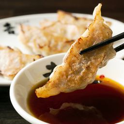 餃子にはやっぱり生ビール☆自慢の餃子を一緒にザ・プレミアム・モルツと一緒にお楽しみください！