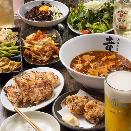 超值套餐，內含餃子、麻婆豆腐和黑炒飯。