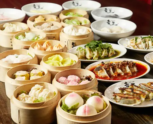 龍龍餐廳的特色餃子和點心有 30 種口味可供選擇。