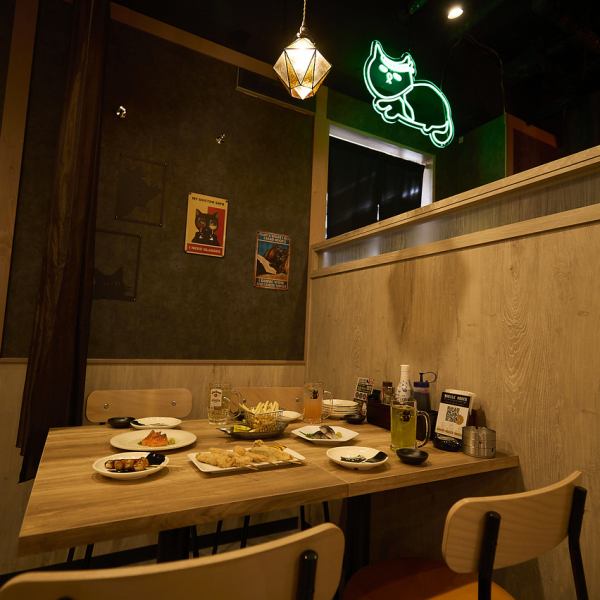 お一人様や少人数でお気軽にサクッと立ち寄れるテーブル席